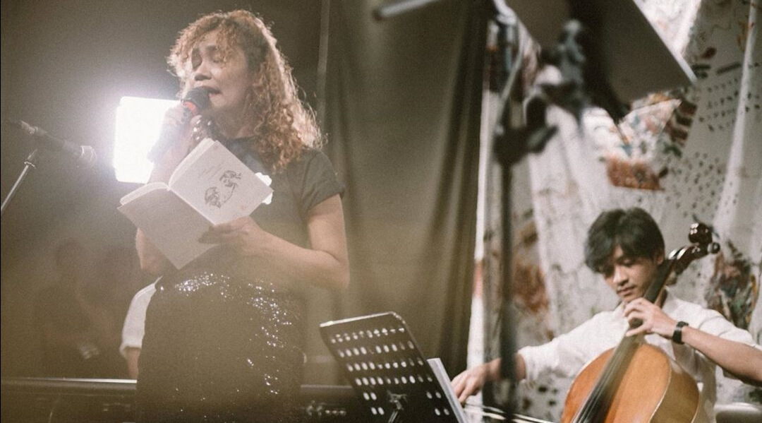 Theoresia saat membacakan salah satu puisi dalam buku kolaborasinya bersama bersama Weslly J, "Tempat Paling Liang di Muka Bumi"